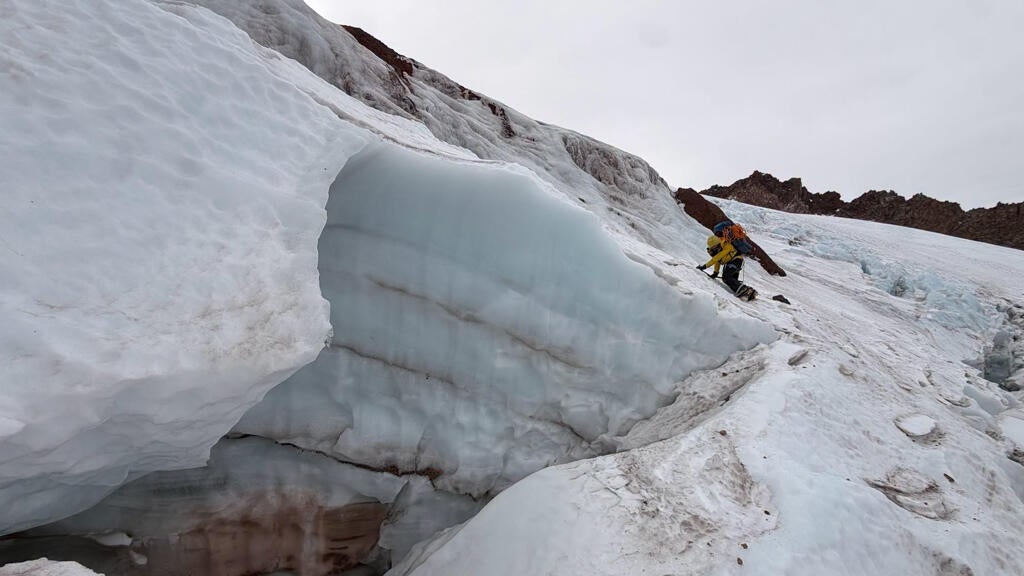 Florida man injured climbing California's Mount Shasta rescued after 2 nights in freezing temps — CBS Bay Area (KPIX), Seattle Health news